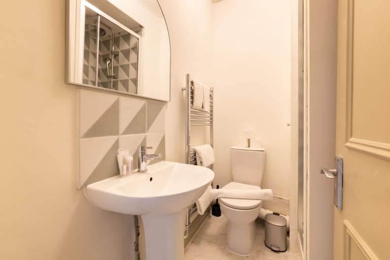 Bathroom 2, Stylish West Kensington Duplex, London