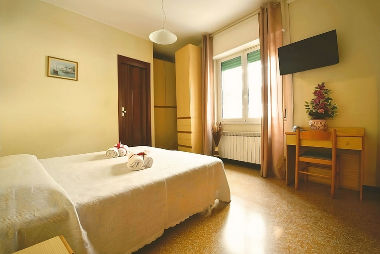 Bedroom 4, Hotel La Mediterranea, Savona