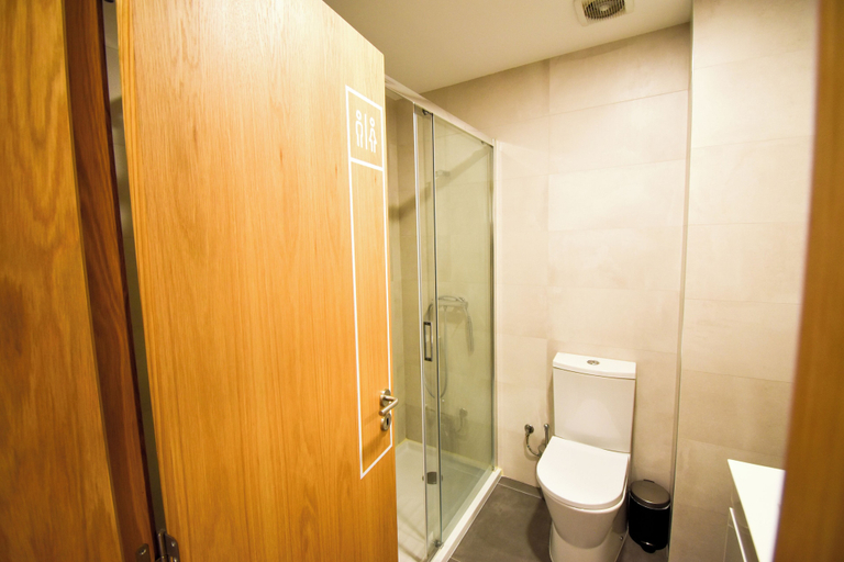 Bathroom 5, Lindo Vale 412, Porto