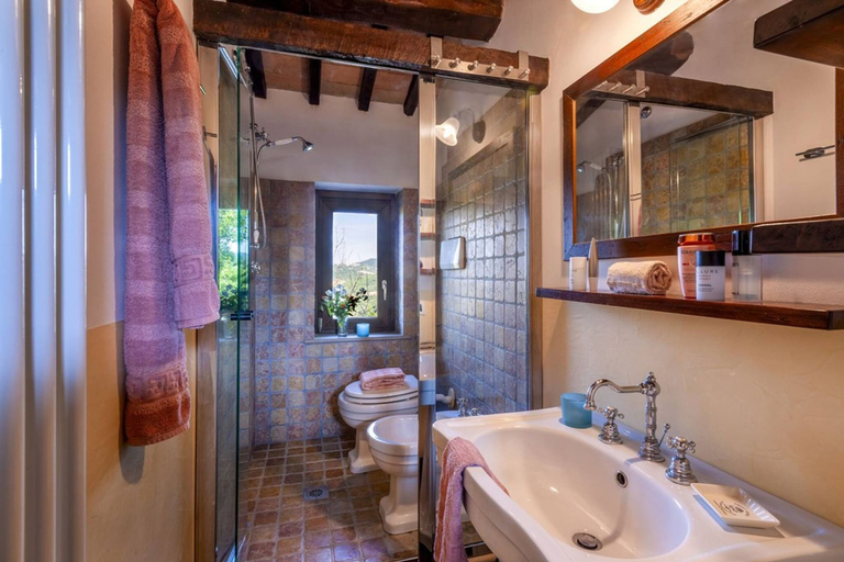 Room 2, Casale Belvedere 8 1 by Marche Holiday Villas, Pesaro E Urbino