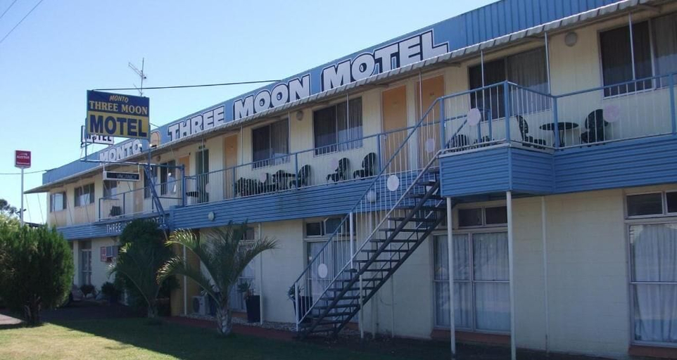 Exterior & Views 2, THREE MOON MOTEL, Monto