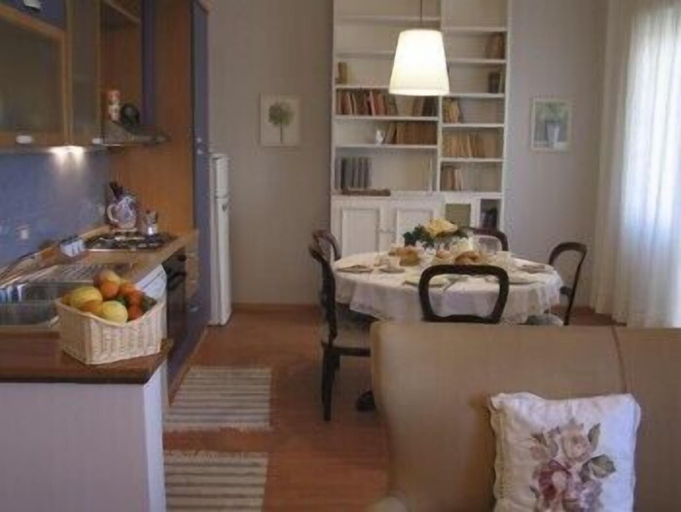 Dining 4, Marci's Home, Rome