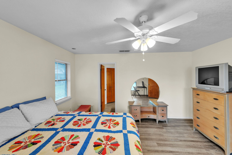 Room 3, Lake House At Granbury 3 Bedroom Home, Hood