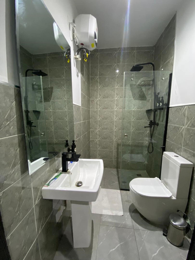 Bathroom 2, Ringruby Hotel, Eso Close, Mushin