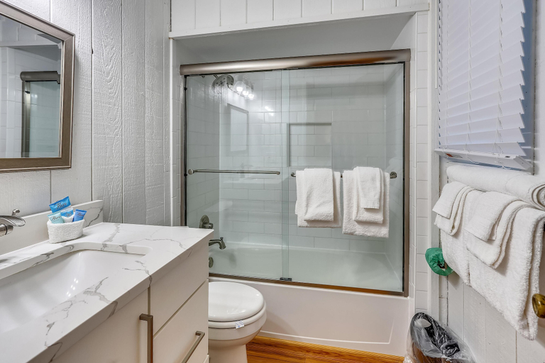 Bathroom 3, Paradiso Al Mare Beach House, Pinellas