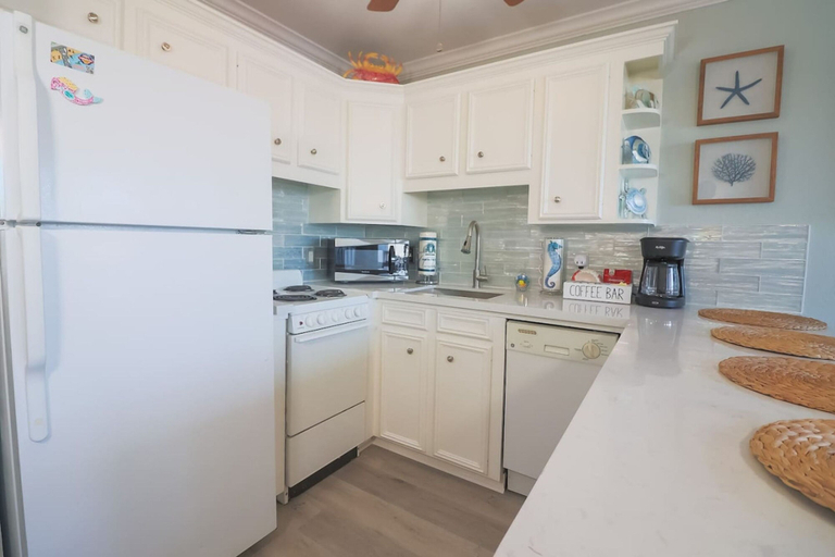 Private kitchen, Easy Beach Access Charming Beachside Condo, Galveston