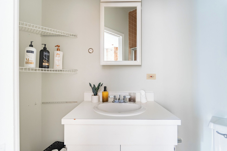 Bathroom 3, 1BR Apt in Lincoln Park - Lincoln 3E, Cook