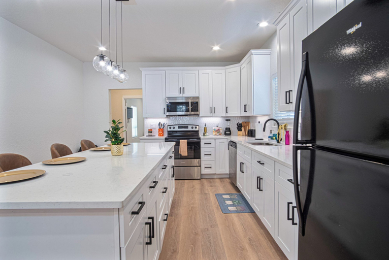 Private kitchen 2, Unwind in Style 4br/2ba Quick Access to Downtown!, Bexar
