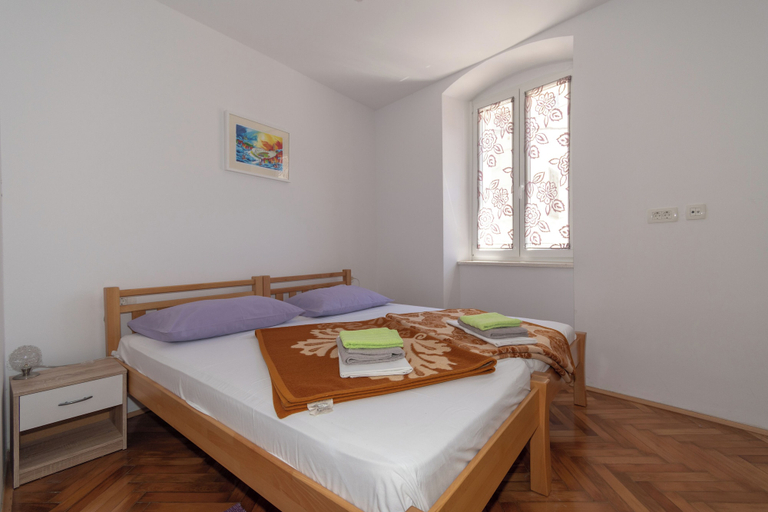 Room 5, Kira, One Bedroom Apartment In Old Town, Split