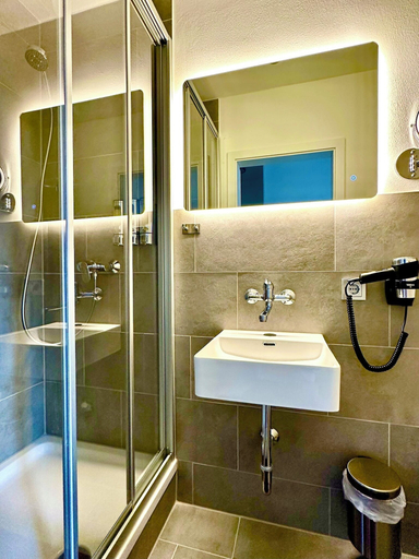 Bathroom 5, Hotel Bergen Zur Post by Rikas Hotels, Traunstein