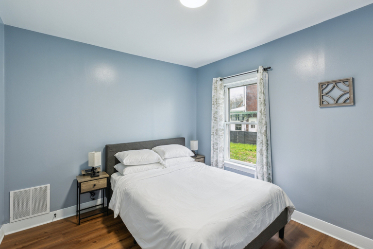 Room 2, Comfy 3br Flat Close To The Falls 3 Bedroom Apts, Niagara