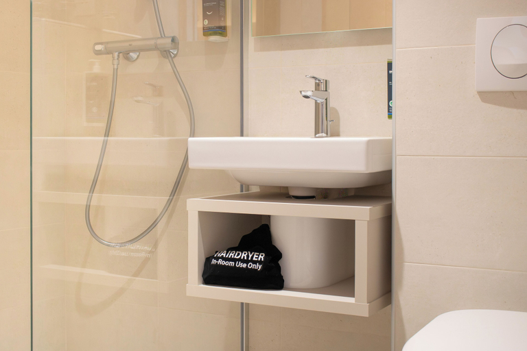 Bathroom 5, Brit Hotel Avignon Sud, Vaucluse