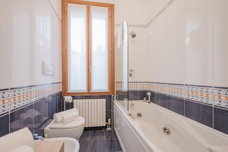 Bathroom 4, Santo Stefano Palace, Venezia