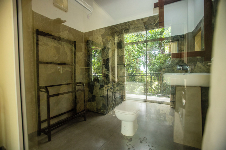 Bathroom 3, Evergreen Dambulla, Dambulla