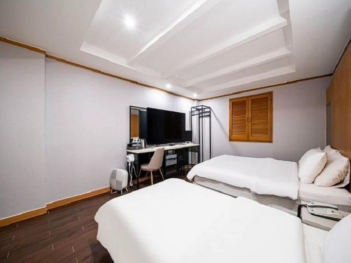 Room 4, Hotel 1ga, Yongin