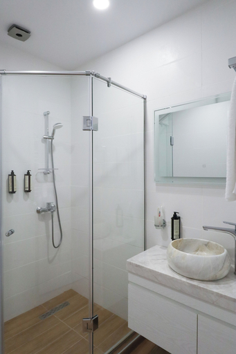 Bathroom shower, Emerald Borjomi Hotel, Borjomi
