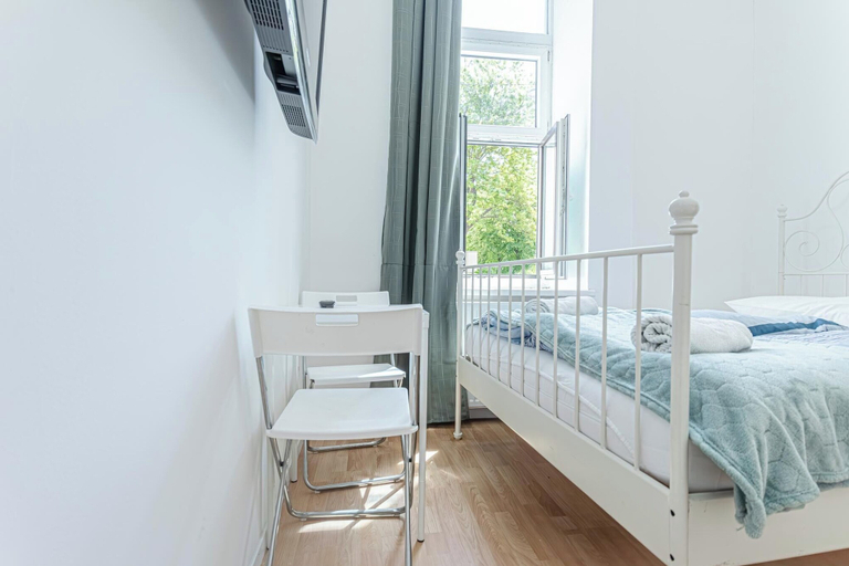 Room 2, 6BR Apt with Garden near Danube, Wien