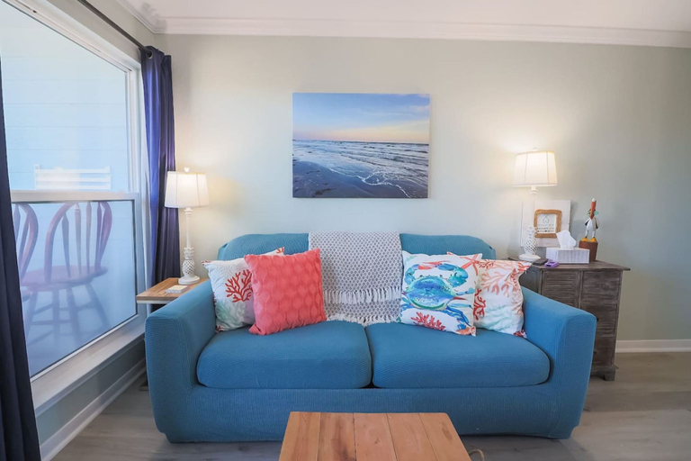 Room 2, Easy Beach Access Charming Beachside Condo, Galveston