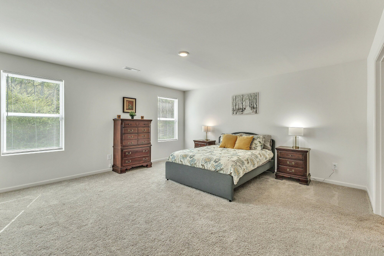 Room 5, 5br Retreat With Garage Parking 5 Bedroom Home, Nash