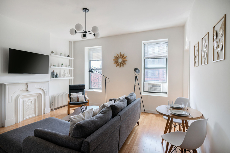 Room 2, Beautiful 3 Bedroom Unit in Prime Location, New York
