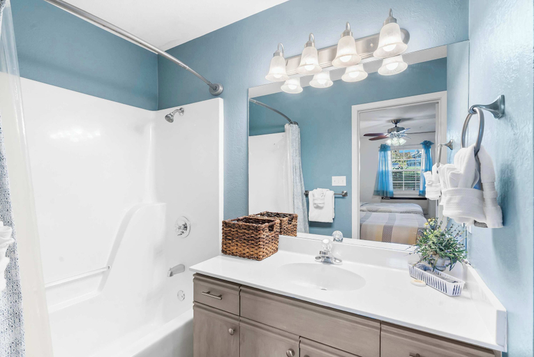 Bathroom 3, Stay & Play Branson Basecamp, Taney