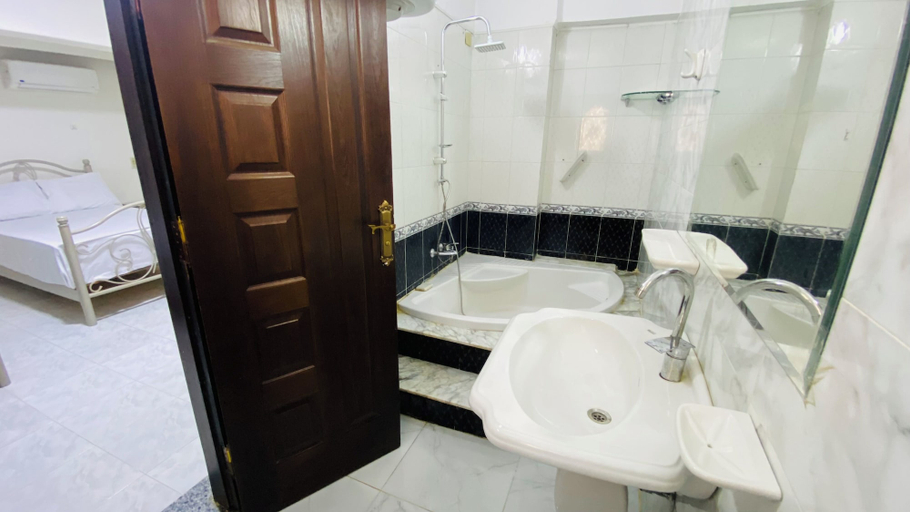 Bathroom 2, Triangle Pyramids Boutique, Unorganized in Al Jizah