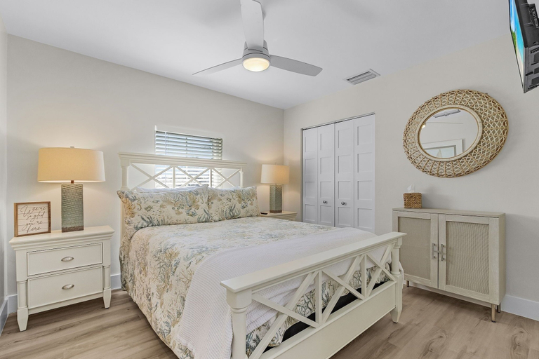 Room 2, 265 Beautiful Canal Front Pool Home 3 Bedroom Home, Lee