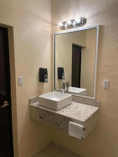 Bathroom 2, Motel Apolo 69, Santa Ana
