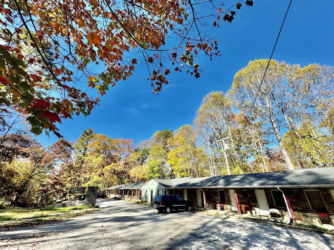Exterior 2, Parkview Lodge & Cabins, Avery