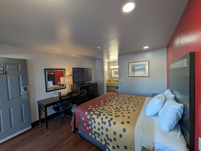 Bedroom 2, Crossroads Inn - Downtown Sacramento, Sacramento