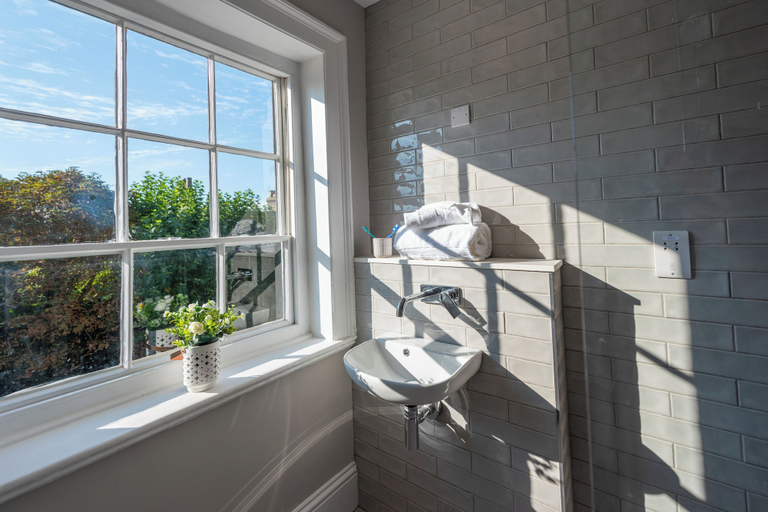Bathroom 2, Poets 24 Apartments, Cambridgeshire
