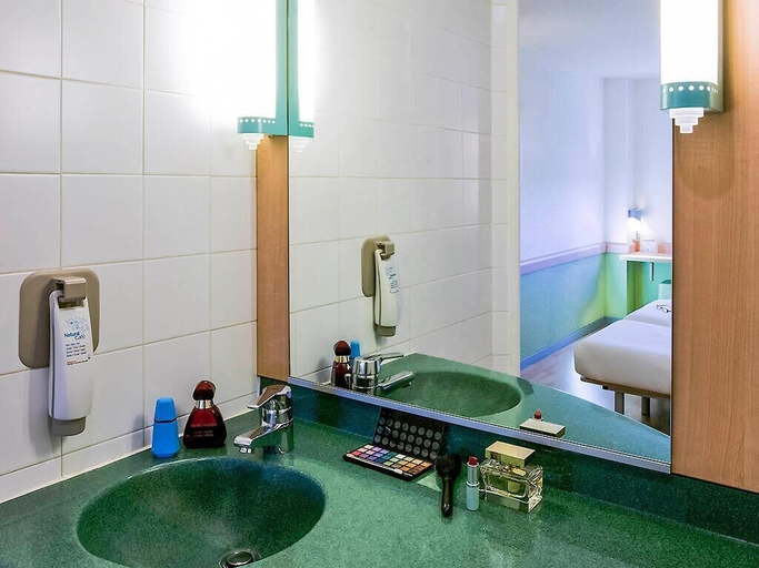 Bathroom 5, ibis budget Madrid Alcala de Henares La Dehesa, Madrid