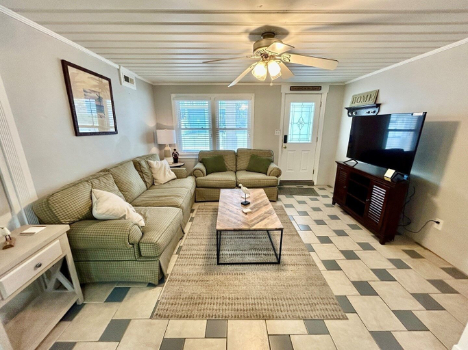 Living area 4, The Ocean House 6 Bedroom Home by RedAwning, Horry