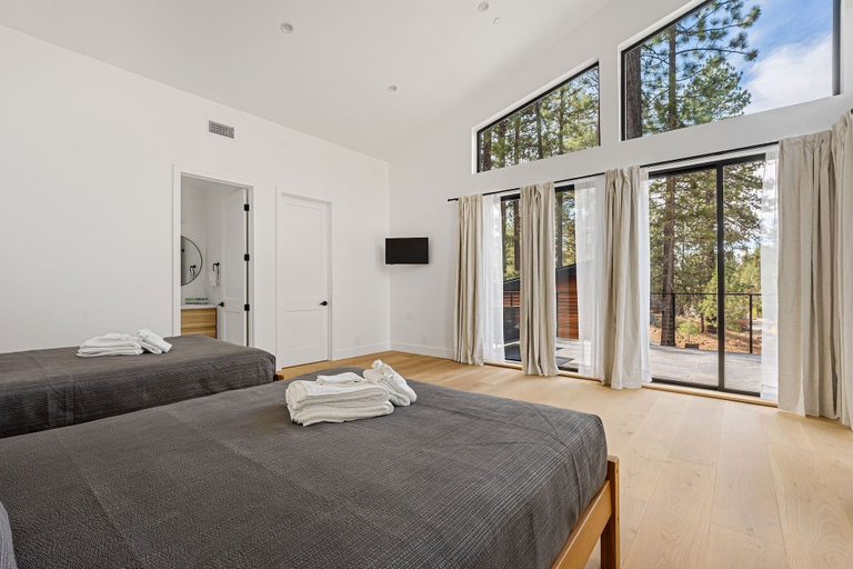 Room 5, 65 - Big Bear Manor Estate 5 Bedroom Home, San Bernardino