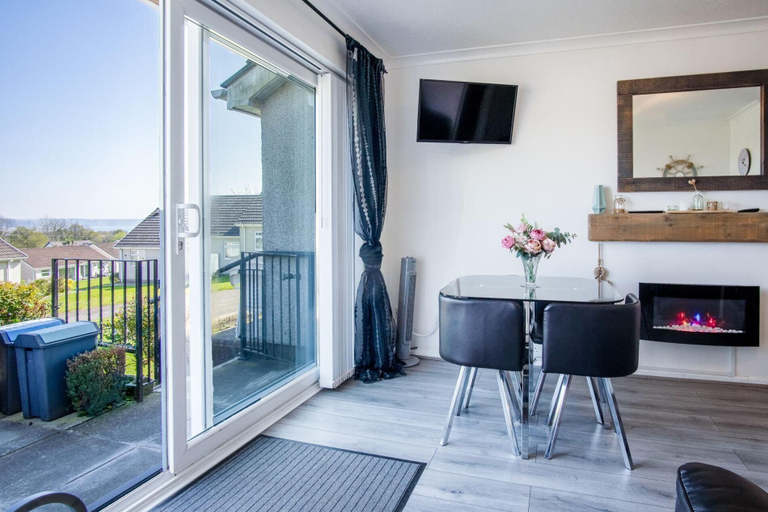 Room 2, Bayview 32 - 2 Bedroom Chalet - Bayview Oxwich, Swansea