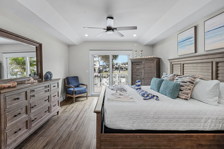 Room 4, 218 Oasis On Ohio: Stunning Pool Home W/ Dock Access! 3 Bedroom Home, Lee