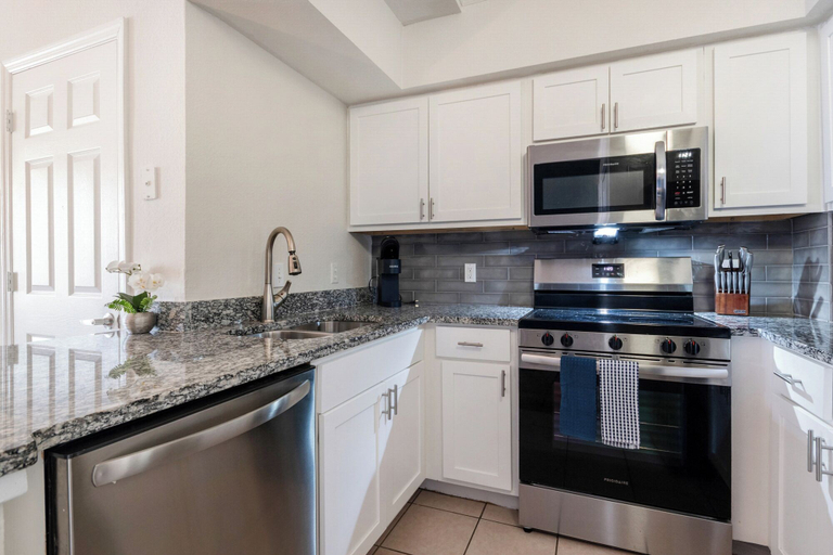 Private kitchen 4, Landing Apartments - Southwest Orlando, Orange