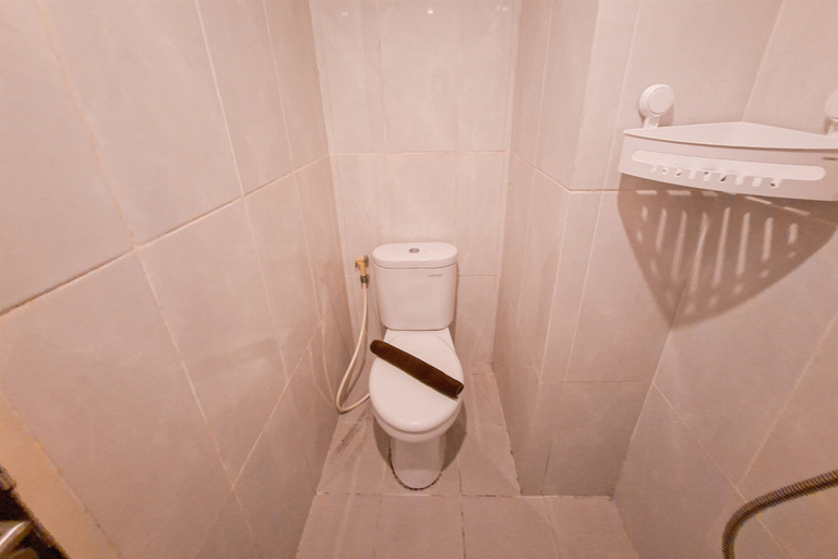 Bathroom 3, Warm Studio At Serpong Garden Apartment, Tangerang