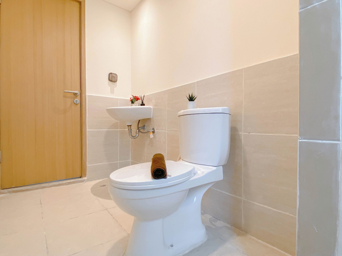 Bathroom 2, 3Br Meikarta Apartment Near Paramadina University, Cikarang