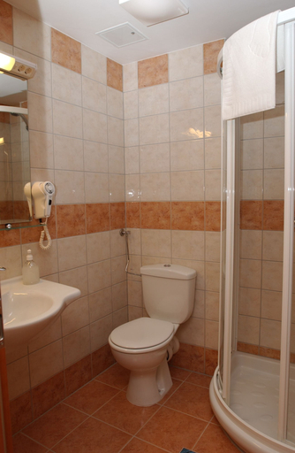 Bathroom 4, Hotel Veritas, Budapesti