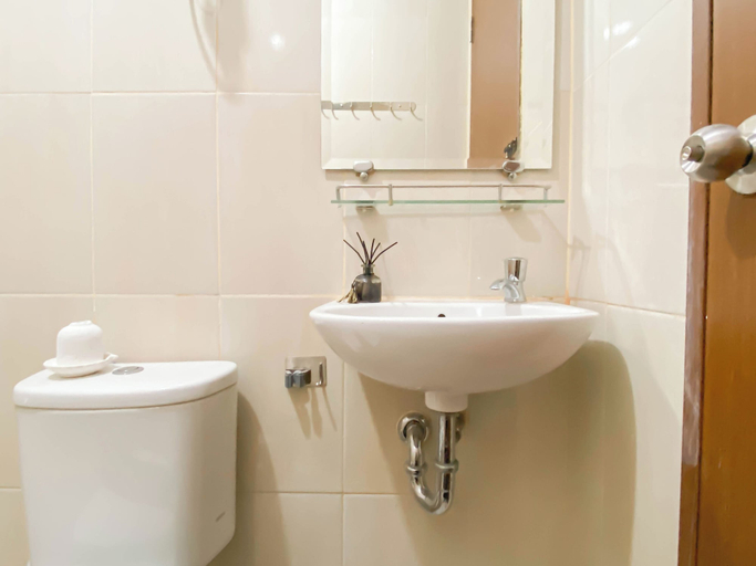 Bathroom 3, Big And Cozy 3Br Apartment At Transpark Juanda Bekasi Timur, Bekasi