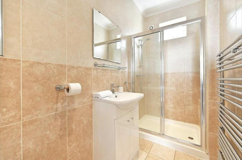 Bathroom 3, Captivating 1-bed Apartment in London, London