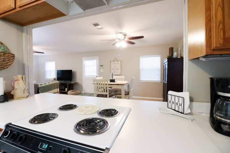 Room 5, Sunny Daze Walk to Beach 2 Decks Pet Friendly, Galveston