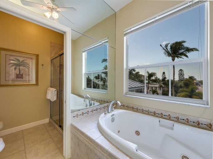 Bathroom 4, Dock Holiday, Lee