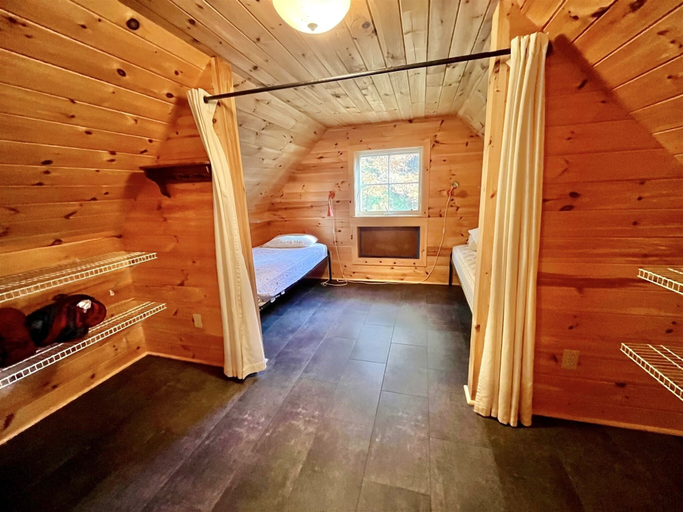 Room 2, Bear Point Limit 15 7 Bedroom Villa, Cumberland