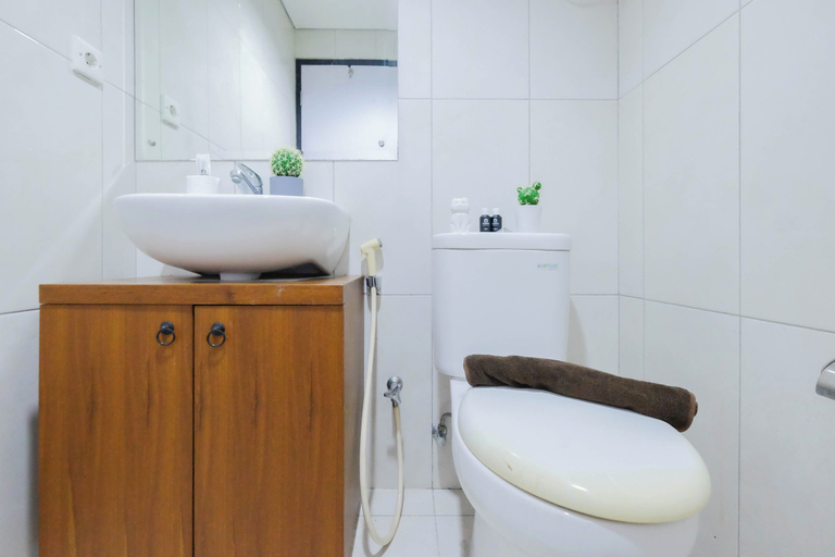 Bathroom 2, Woodland Studio At Nifarro Park Apartment, Jakarta Selatan