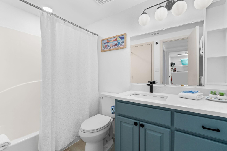 Bathroom 4, Romar Place 806, Baldwin