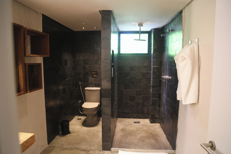 Bathroom 4, Makena Hotel, Amontada