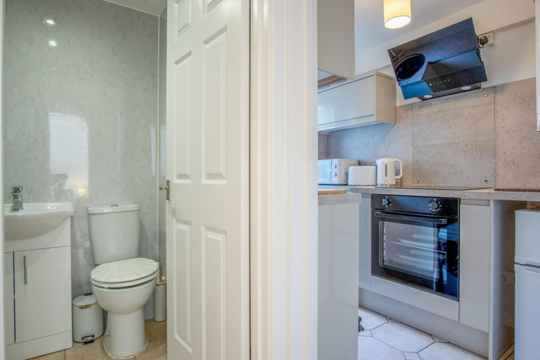 Bathroom 5, Sea Breeze Apt 1 - 1 Bedroom - Horton Beach, Swansea