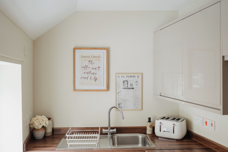 Private kitchen 3, Charming Central Mews Home with Secure Parking, Edinburgh